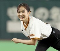 始球式を務めた前田敦子