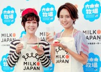 仲良くトークイベントを行った平野レミ（左）と和田明日香＝2018年