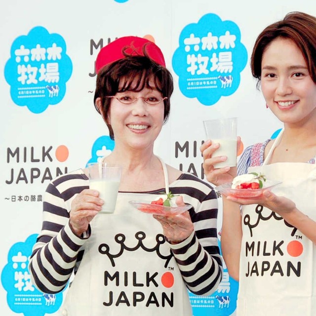 仲良くトークイベントを行った平野レミ（左）と和田明日香＝2018年