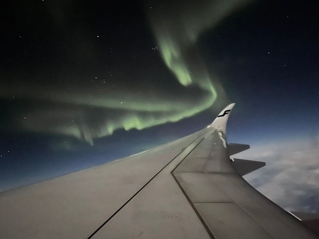 飛行機からオーロラ1（提供：ながらりょうこさん）