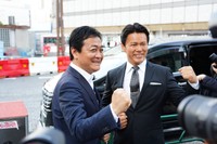 国民民主党の玉木雄一郎代表（左）とガッツポーズする須藤元気元参院議員