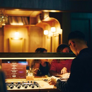 本格を知り尽くす大御所DJのミュージックバー出現【センスの因数分解】