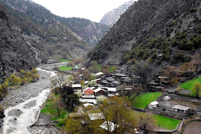 険しい山に囲まれたカラーシャの谷は、耕作地として使える平地が限られている＝2019年4月17日、パキスタン北西部、乗京真知撮影
