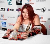 赤いベルトへの思いを語る舞華＝両国国技館