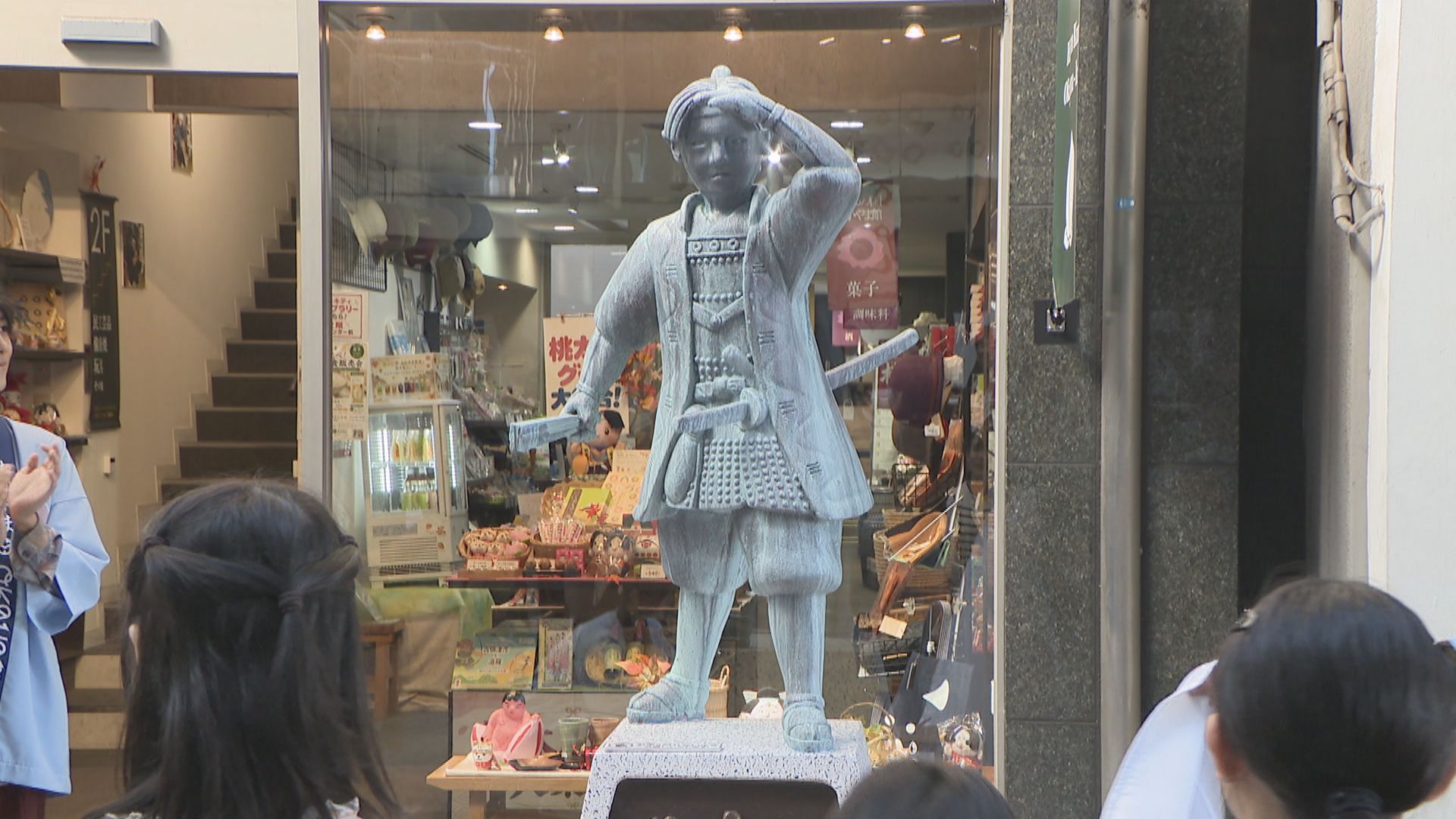 岡山市に新たなフォトスポット 表町商店街に「新・桃太郎像」登場