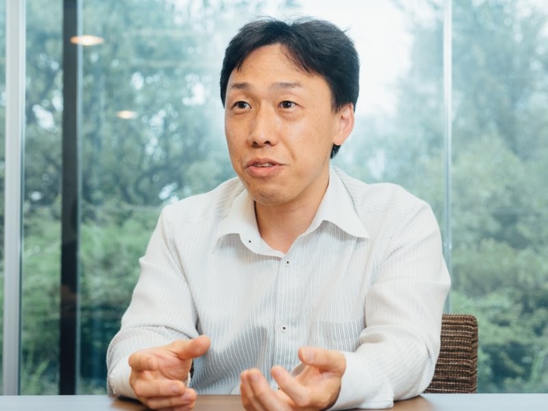 飼い主に捨てられた犬と、親に置き去りにされた自分が重なり、「この劇への衝動が起きた」と話す滝沢正光さん（上村雄高　撮影）