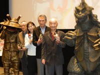 2011年４月、カラー化された「総天然色　ウルトラＱ」発表会見に登場した（左から）飯島敏広監督、桜井浩子、佐原健二、西條康彦＝都内