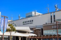 海浜幕張駅（J_News_photo - stock.adobe.com）