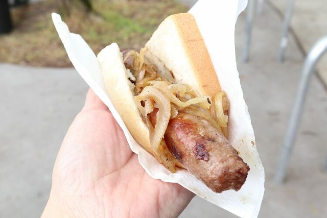 食パンにソーセージ、タマネギをはさんだ「デモクラシーソーセージ」