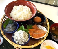 せとうち三昧丼・盛り付け前（穴吹エンタープライズ提供）