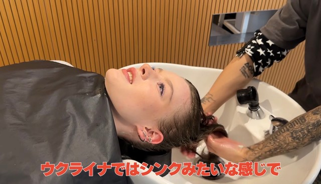 ウクライナのシャンプー台は体勢がきついそう／「P.S. Gemmie（ピーエス ジェミー）」（@psgemmie）提供