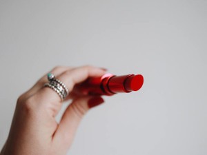 マスクの下で私は今日も、矜持という名の赤い口紅を忍ばせる