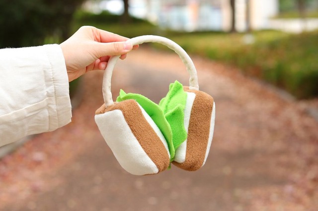 サンドイッチの具になれるイヤーマフ＝「企画デザイン2時」公式X（@niji_2oclock）より