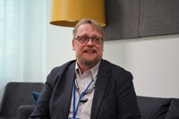 フィンランド内務省で危機対策の主任担当官を務めるヤルコ・ハウリネンさん＝2023年6月1日、ヘルシンキ市、荒ちひろ撮影