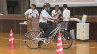 高校生が自転車での「ながらスマホ」の危険を体験　歩行者の見落とし率は5割増加　高松市