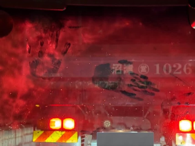 夜の光で浮かび上がった“問題の手形”。昼間は気づかなかったという／なひさん（＠sharkkira1127）提供