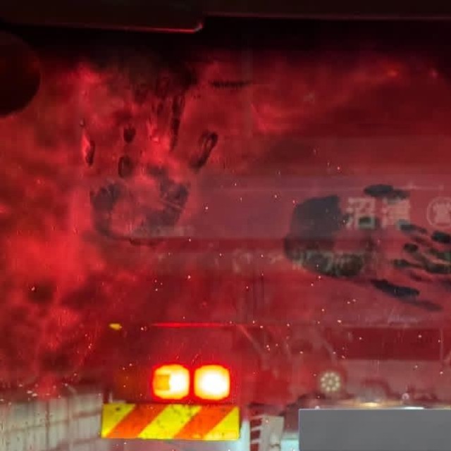 夜の光で浮かび上がった“問題の手形”。昼間は気づかなかったという／なひさん（＠sharkkira1127）提供