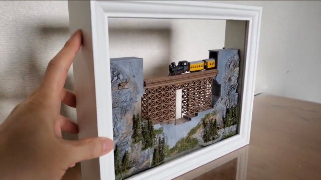 世にも珍しい額縁の中で走る機関車！（提供：ジオラマ藤平さん）