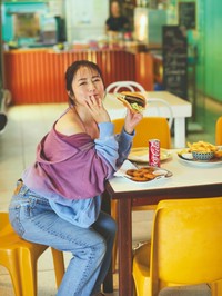 「FRIDAY」9月5日号（講談社）より、ハンバーガーを笑顔で頬張るキュートな磯山さやかさん ©須藤敬一／講談社