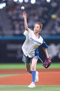 ファーストピッチセレモニーで投球する平野綾