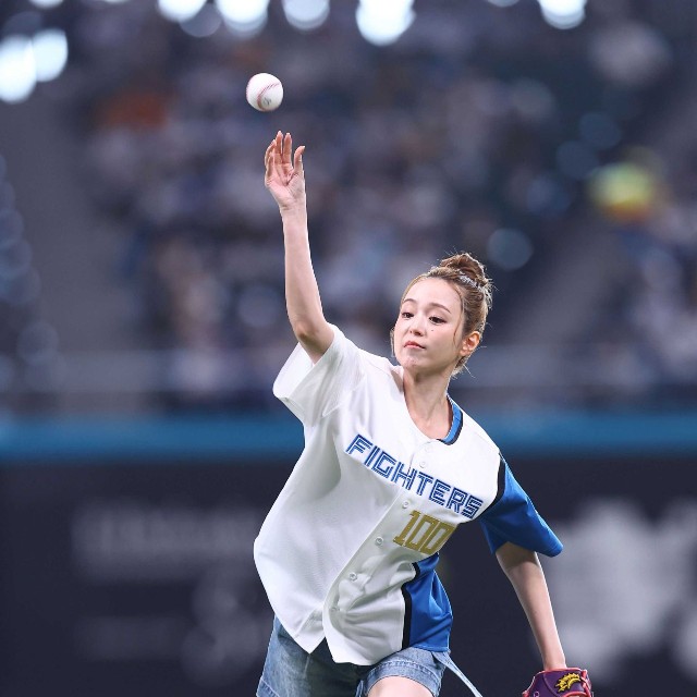 ファーストピッチセレモニーで投球する平野綾