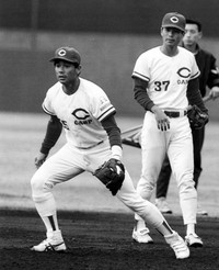 キャンプで緒方孝市（右）と一緒にノックを受ける山田和利さん＝1994年撮影