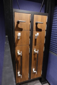 スタジオ内にあるさまざまな形のドアノブ