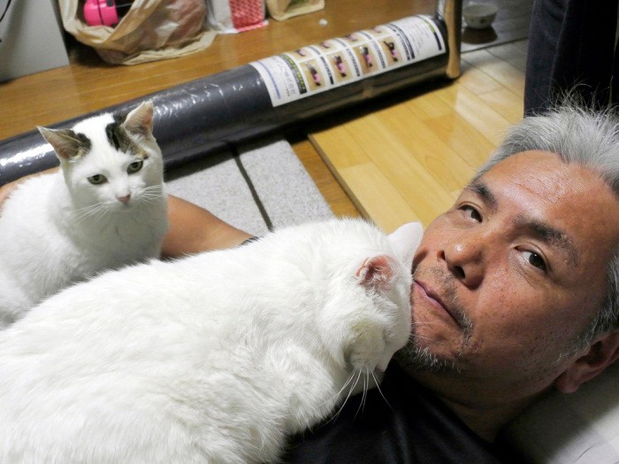 ぽー（左）が近づくとシロは必ず太田さんに甘えた「あたしのおじさんだもん」　気弱で優しいぽーのことは『やさしいねこ』（扶桑社文庫）に詳しく載っている　扶桑社/(C)太田康介