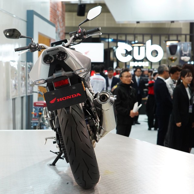 「東京モーターサイクルショー2026」で特別展示された新型CB400SF