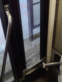 破損した乗車ドア（いそかぜさん提供）