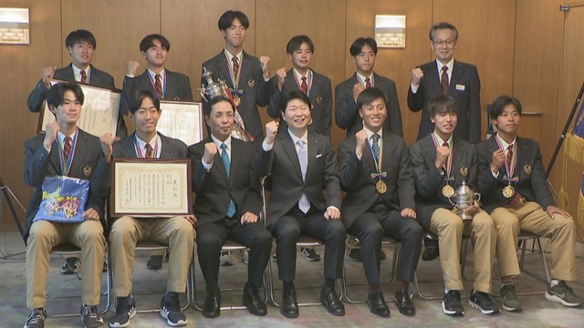 岡山県勢初の快挙　テニスの全国大会で優勝した関西高校の選手らが知事に報告