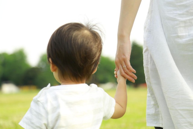 子どもと手をつないで歩く母親※画像はイメージです（yamasan/stock.adobe.com）