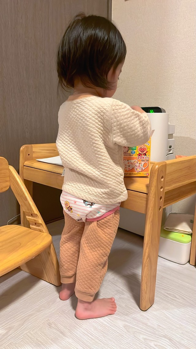 中だとアンパンマンが見えないからとズボンの上にパンツをはく入江さんのお子さん
