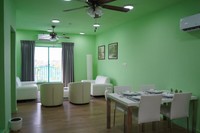 首都マレ近くの海に浮かぶ、「浮かぶ都市」計画のモデルハウスの2階建て住宅の内観＝2023年12月17日、モルディブ、荒ちひろ撮影