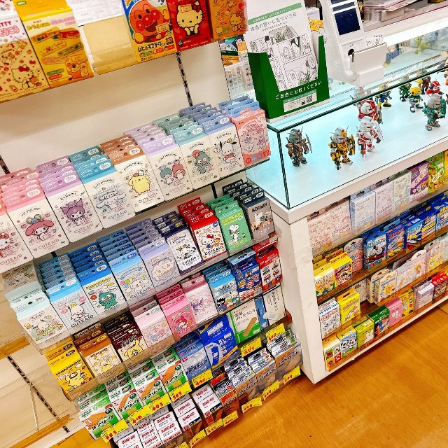 キャラクターばんそうこうの一部。これだけでも目移りしそう（上原薬局提供）