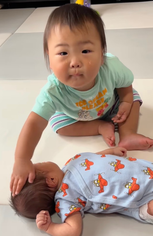 泣いていても三男くんの前ではすぐにお兄ちゃんに…！（提供：@ikukyu_vlogさん）

