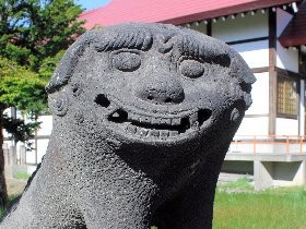 「笑う狛犬」知ってる？　北海道・江部乙神社の「看板娘」