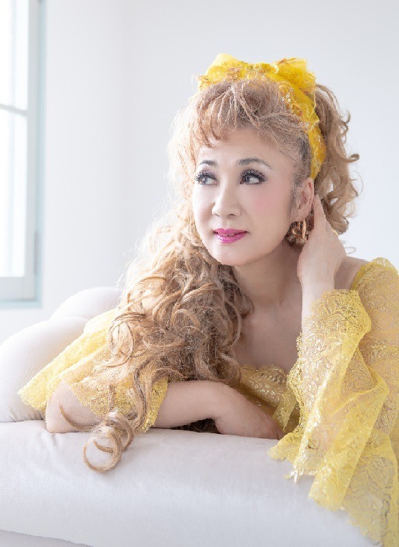 今年で歌手デビュー55周年を迎えた平山みき。黄色い衣装がトレードマークだ