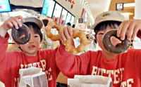 せーの！ 同時にドーナツを取り出す兄のそうたくん（右）、弟のはるたくん（左）（画像提供：nozomi.mさん）