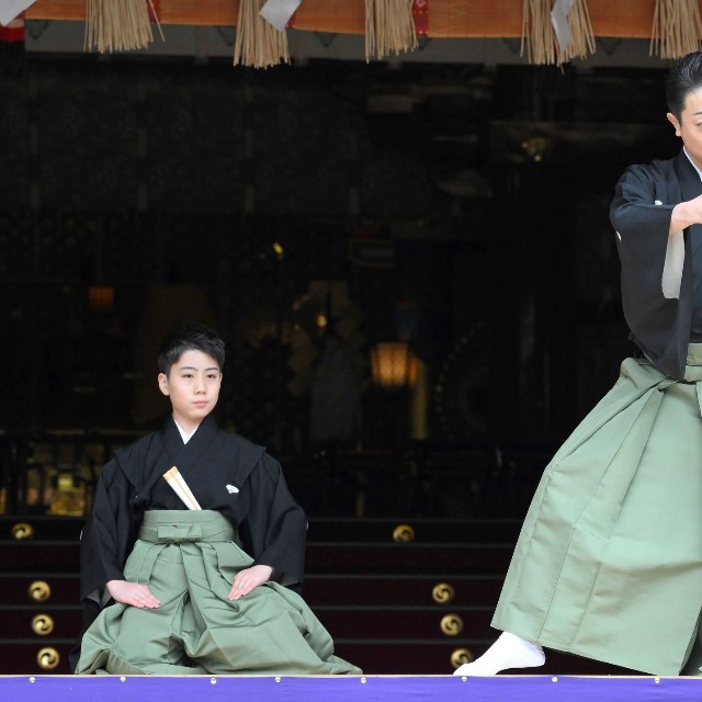 尾上菊之助（右）と尾上丑之助