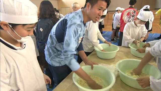 Ｊ3カマタマーレ選手と児童が香川県産小麦を使ったうどん作りに挑戦！　高松市