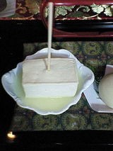 「辰巳の正月」でお箸を突き立てられた豆腐＝香川県観音寺市　ふとんのせいぶ