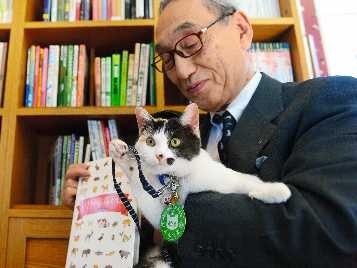 和歌山電鉄「たま電車」内の文庫に３５０冊寄贈