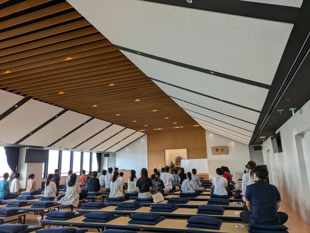 座禅合宿のひとこま。心穏やかに不安に立ち向かう