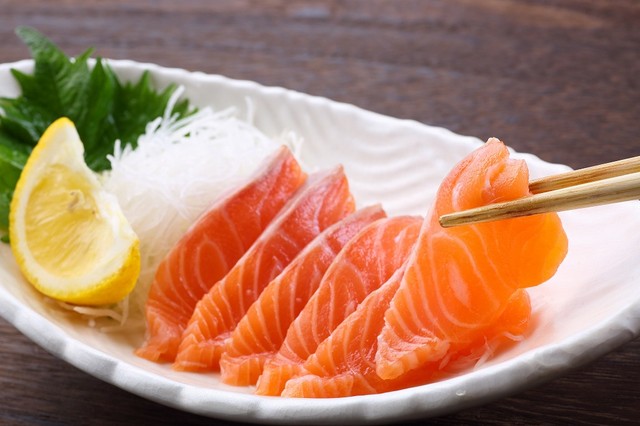 サーモンの刺身(taa22/stock.adobe.com)