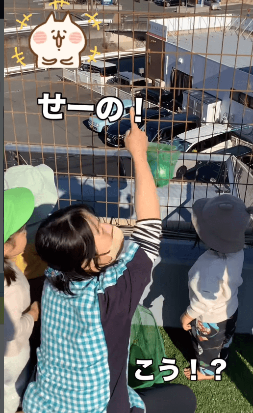 1度目の作戦は、ボールを投げて柵を飛び越える方法