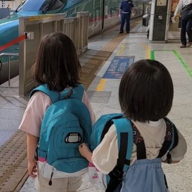 はやぶさの先頭部分が見える場所で見学する子どもたち。新幹線好きが伝わる装いでホームへ向かった／MOEさん（@hoppe.mochimochi）提供＝画像をトリミングしています