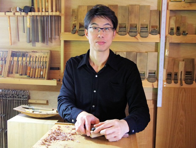 大臣賞に輝いた古谷さん。のみやかんななど多様な工具がそろう工房で制作を続けている（南丹市美山町板橋）
