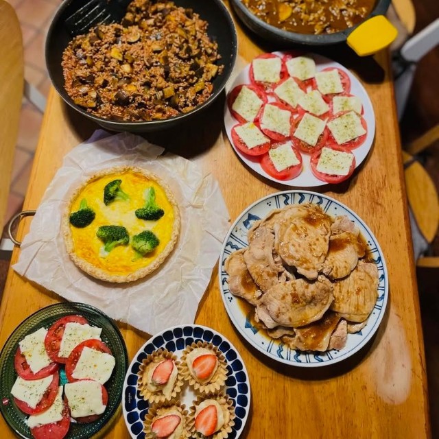 キーマカレーや角煮など、食べ盛りの男子高校生向けの料理が並ぶ／for kids!こどもお菓子教室　前橋市さん（@makiforkids）提供
