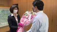 〈新型コロナ〉医療現場で働く看護職員へ感謝の気持ちを　岡山・伊原木知事が花束贈る